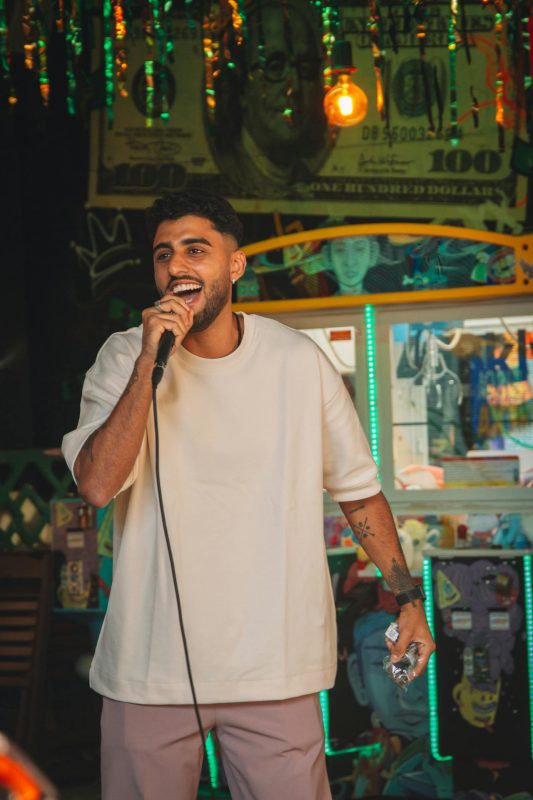 Profesionalus renginių vedėjas koordinuoja renginį su įtraukta auditorija ir sklandžia programa