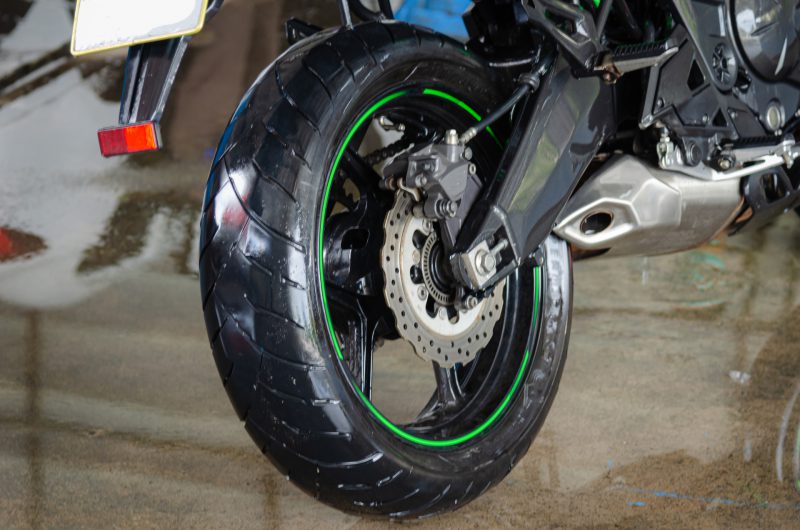 Motociklas po atviru dangumi, apsaugotas specialiu uždengimu nuo drėgmės ir kondensato.