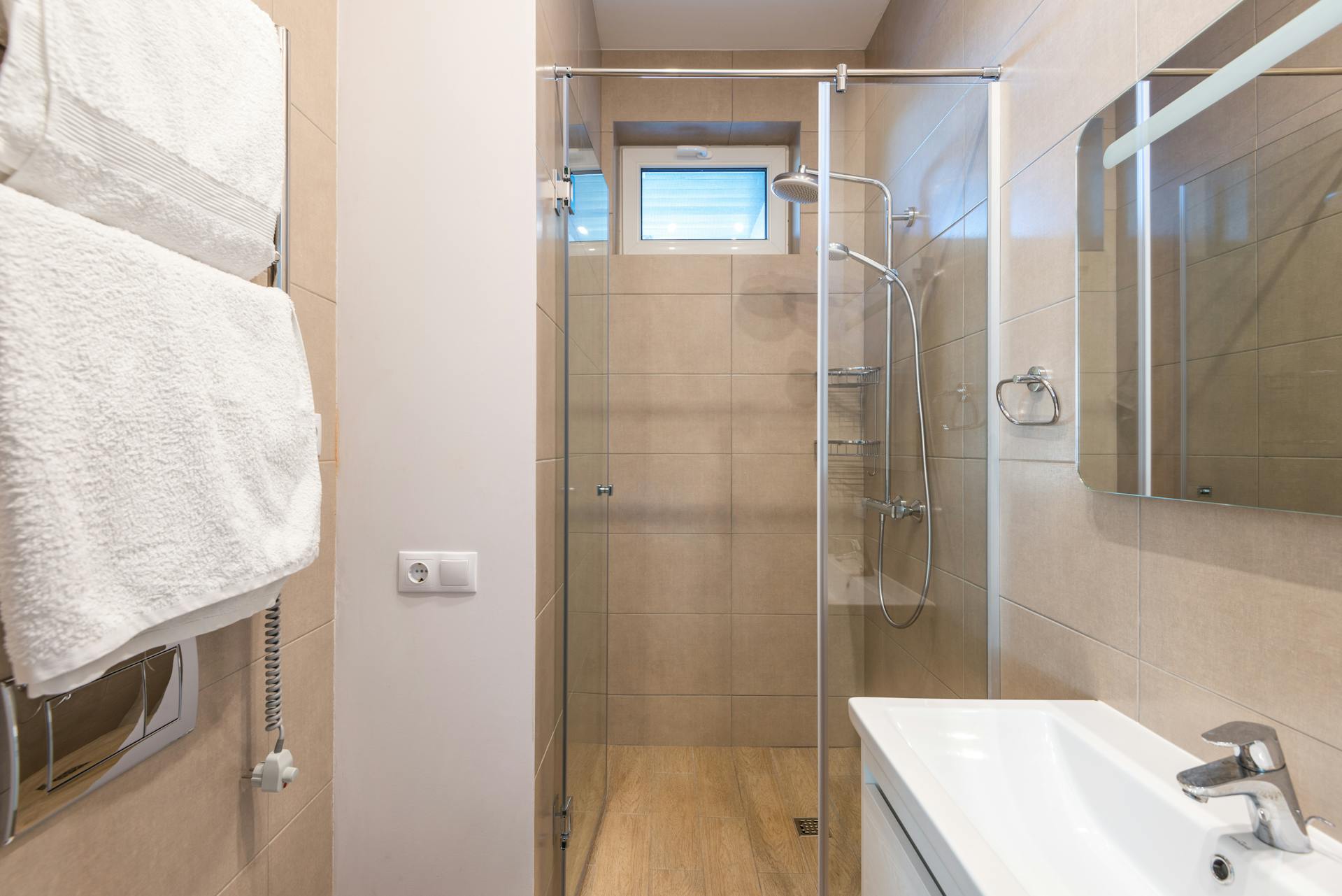 moderni dušo sienelė šiuolaikiniame vonios kambaryje