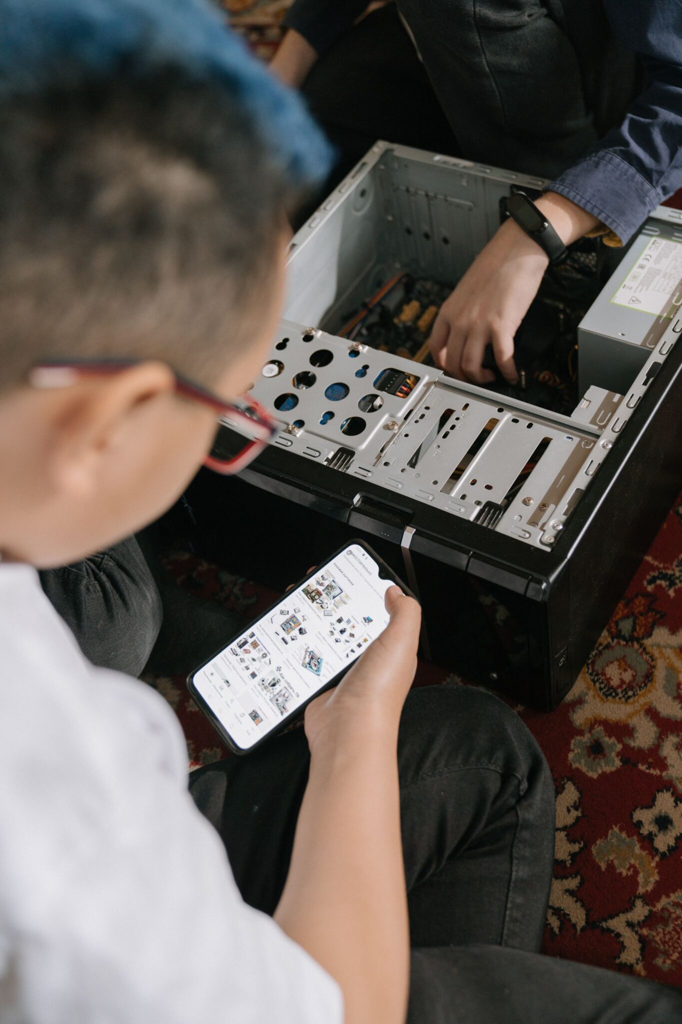 Technikas profesionaliame servise diagnozuoja sugedusį išmanųjį telefoną.